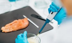 为毗连出产者、监管者取消费者的信赖纽带